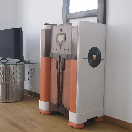 Modern & Recycled אכסניה